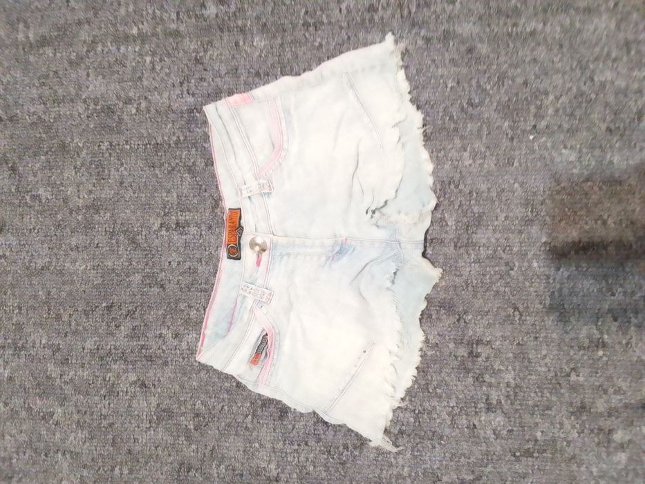 Джинсовые шорты с розовыми вставками
