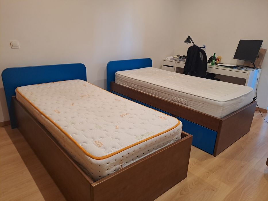 Camas Cerne e  mesa de cabeceira