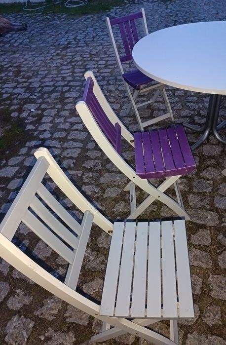 Mesa redonda e cadeiras dobráveis