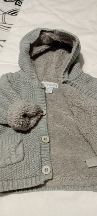 Casaco de lã com capuz e forrado a pêlo