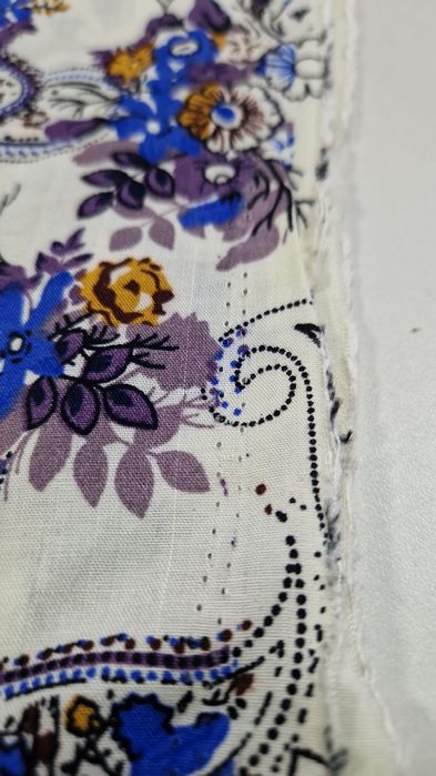 Tkanina biała w niebiesko-miodowe kwiaty szer.142 cm.