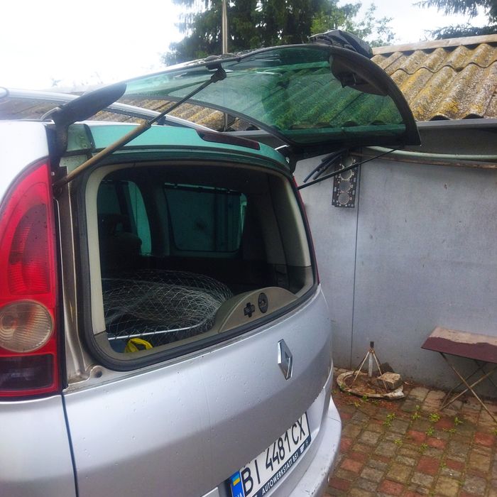 Семимісний мінівен