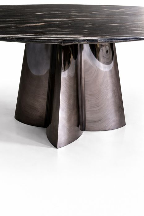 Mesa de jantar em quartzito natural Belvedere Leather com base em inox.