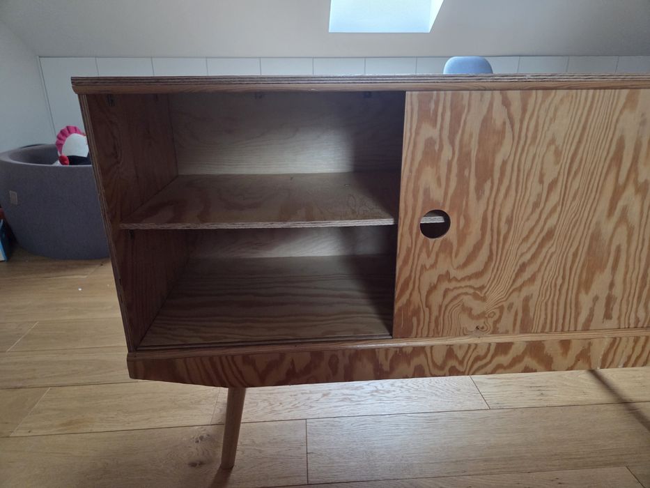 Szafka z przesuwnymi drzwiczkami