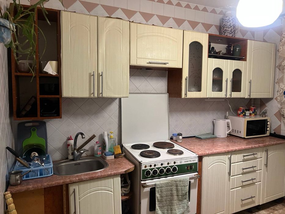 Здається затишна кімната в 3-кімнатній квартирі. Хороша локація!