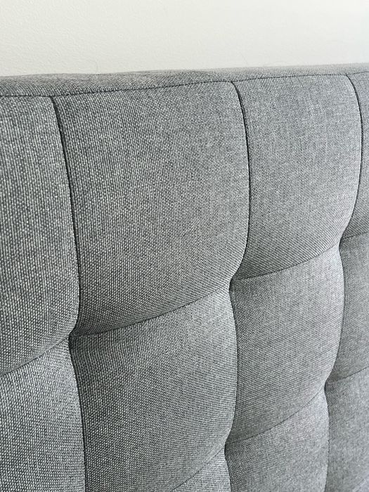 Cama com cabeceira e estrado elevatório