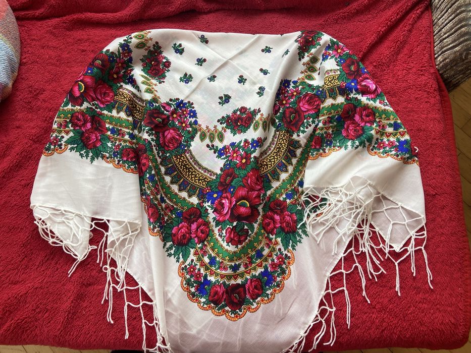 Хустка в украінському стилі різного розміру