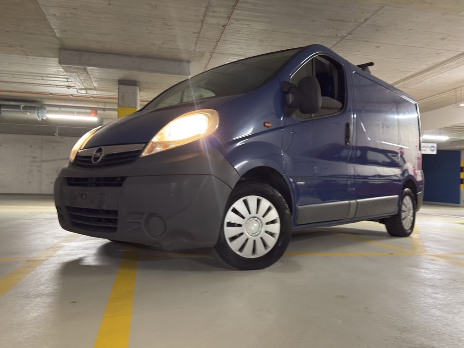 Opel. VIVARO 2.0 D // 6 передч / 2010 Р