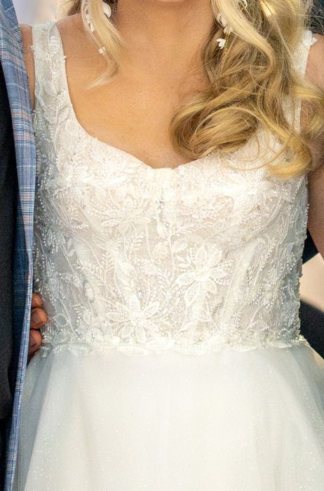 Piękna suknia ślubna biała z gorsetem i ornamentami