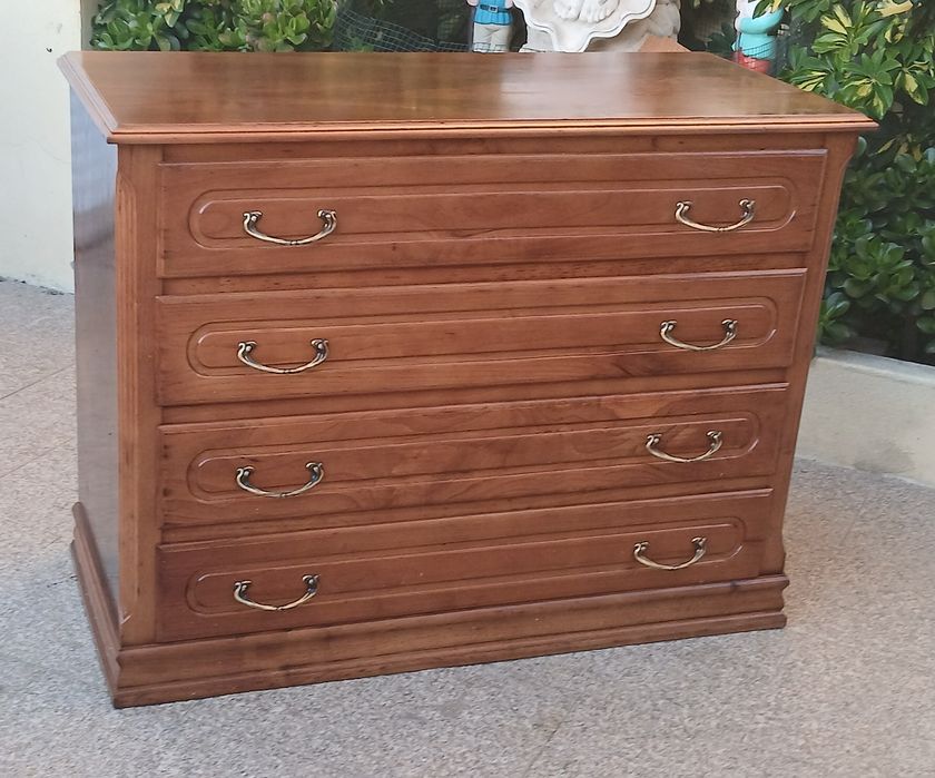 Vendo CÓMODA com 4 gavetas em madeira MACIÇA como nova. Possibilidade de entrega