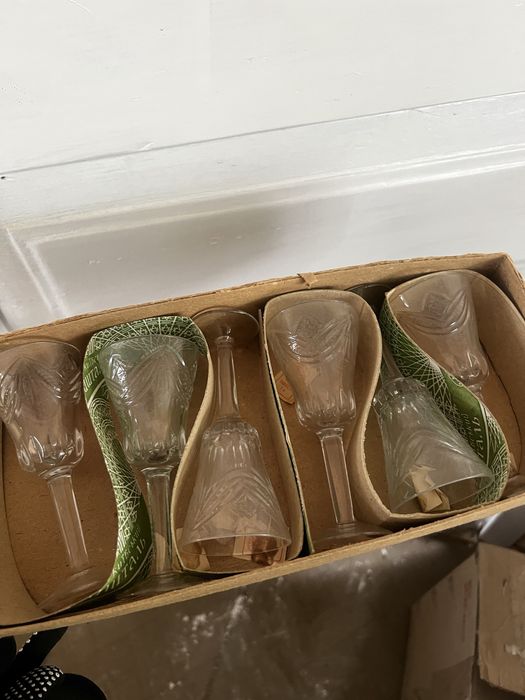 Продам набір. Тарілки, блюдця,чашки, стопки