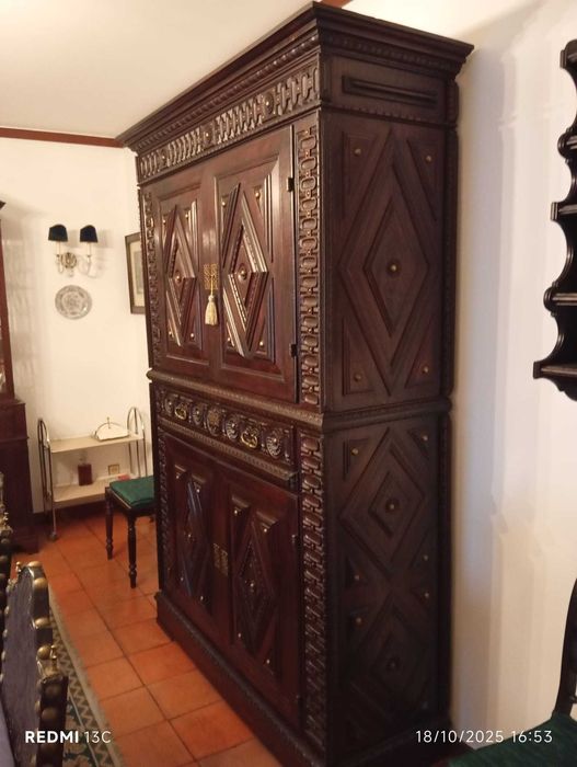 Grande Móvel Louceiro Restaurado com Iluminação