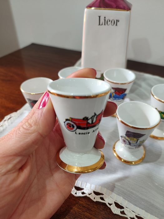 Conjunto de garrafas e copos da Louçarte