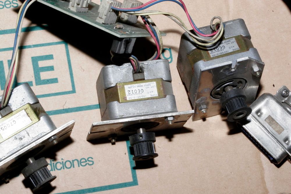 Trzy silniczki krokowe