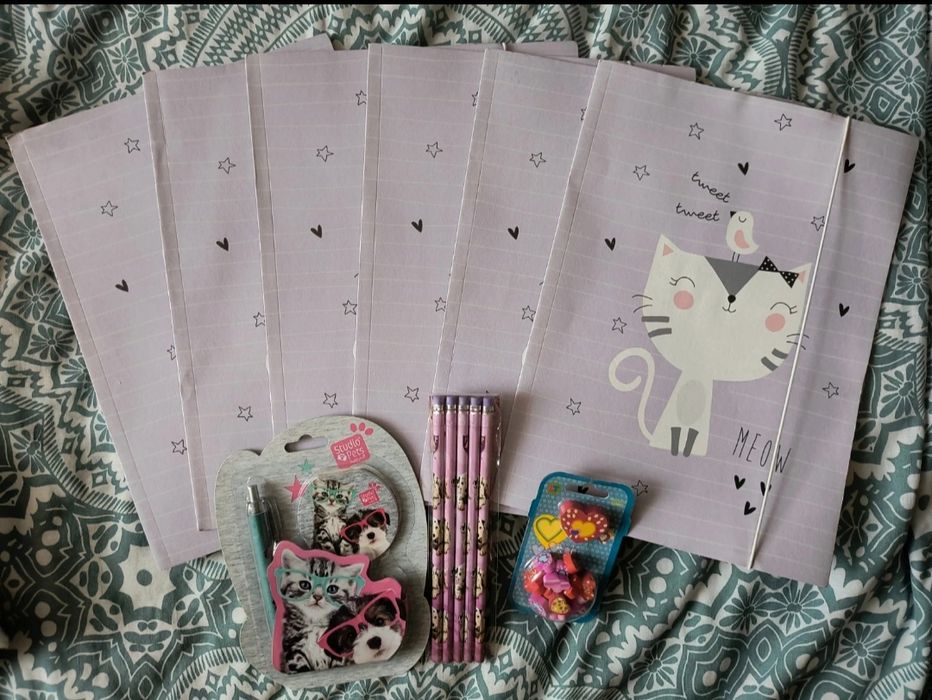 Zestaw przybory szkolne teczki, ołówki, gumki, notes