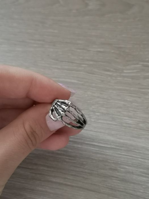 Pierścionek pierścień kosciotrup stan bdb polecam