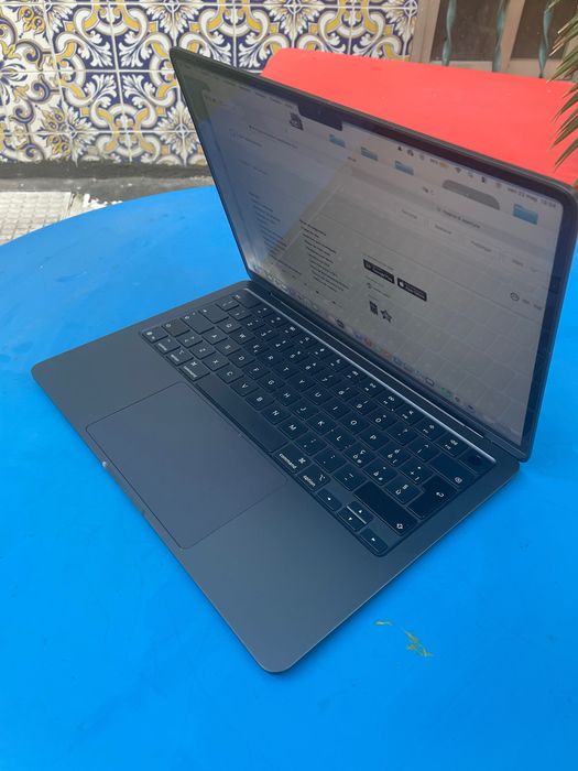 MacBook Air m4 13-Há uma mancha no ecrã, no canto inferior esquerdo.