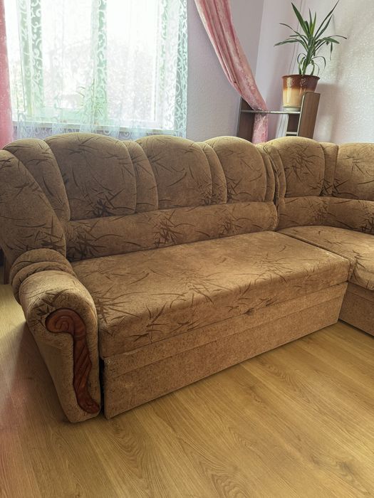 Диван у вітальню