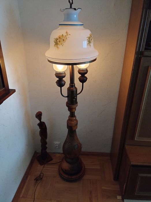 Lampa podłogowa drewniana vintage.