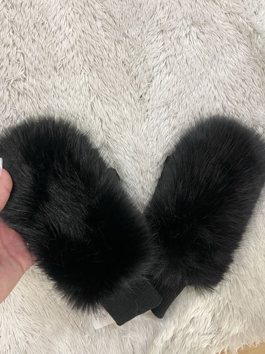 Czarne futrzane rękawiczki jeden palec