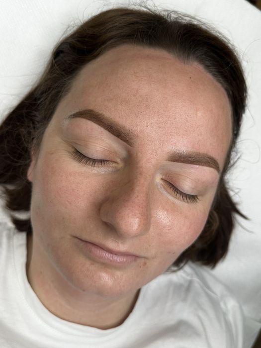 Makijaż permanentny brwi pmu modelka promocja