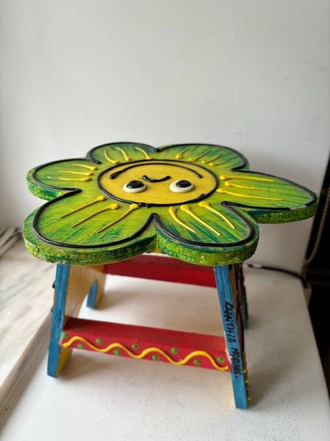 Banco de madeira pintura artesanal assinado pelo autor formato flor