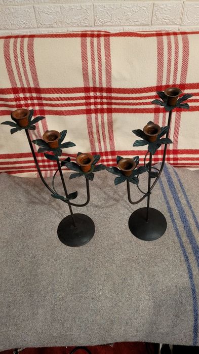 Dwa metalowe świeczniki wys.45 cm.