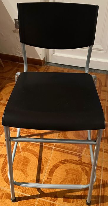 Cadeira de pé alto preta usada em bom estado