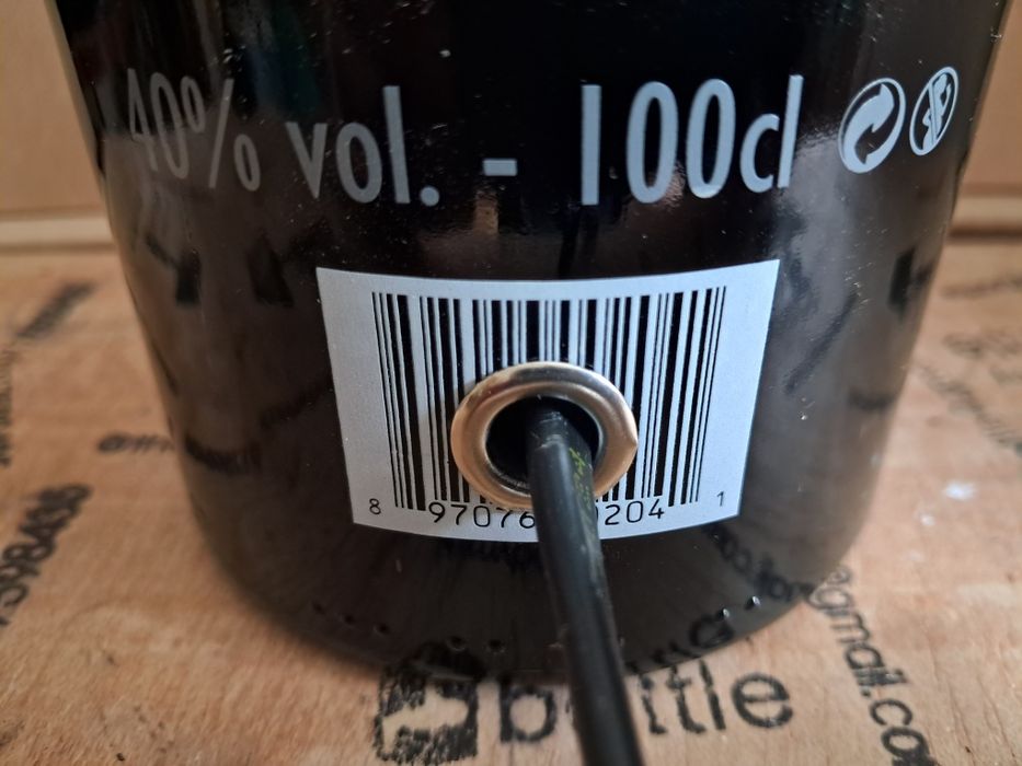 Garrafas Bulldog vazias, transformadas em candeeiros