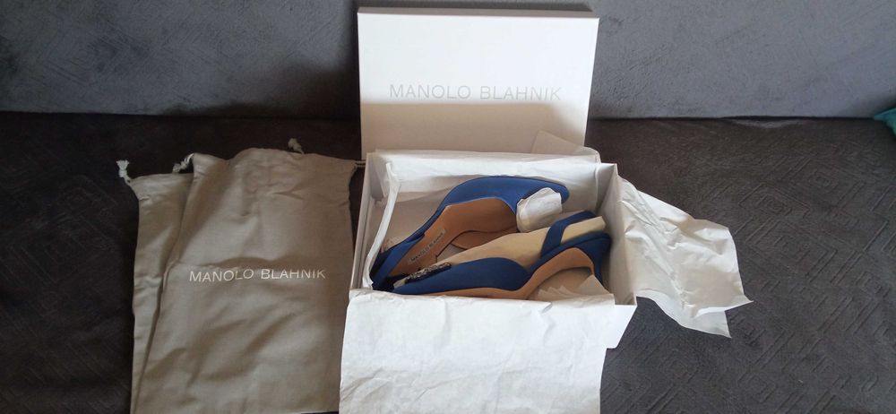 Manolo Blahnik czółenka niebieskie Hangisi 70