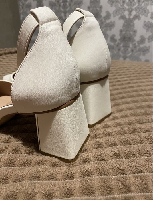 Туфлі на стійкому каблуці