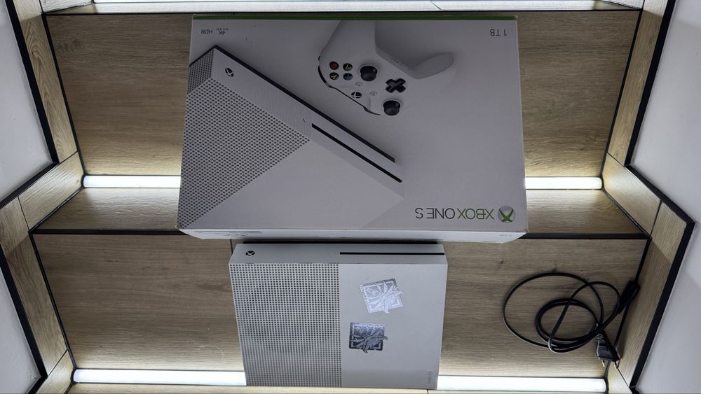 Xbox One S 1TB + 10 gier | FIFA 23 | Far Cry 5 | RE2 | AC | Okazja