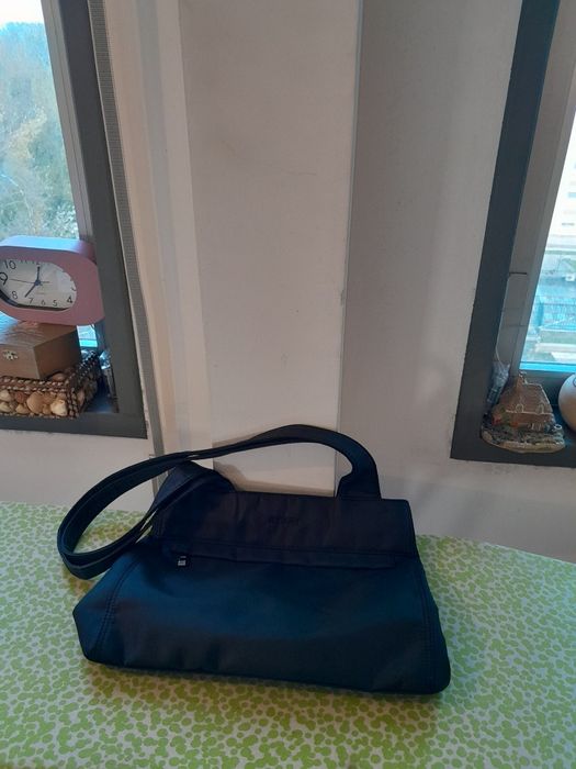 Vendo Mala de Senhora muito bonita como nova