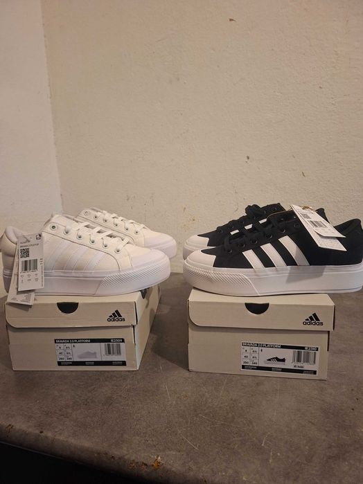 Dois pares de sapatilhas adidas