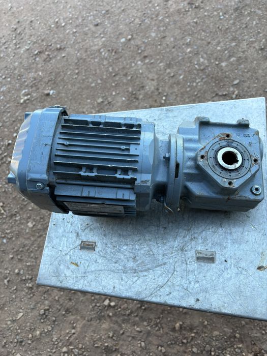 Motoreduktor 0,55  kw  107 obr