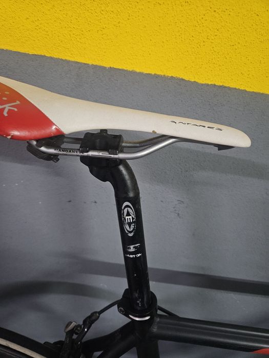 Bicicleta de estrada com rolo de treino