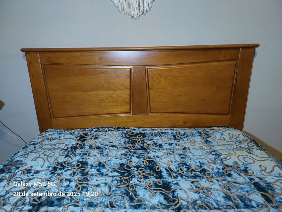 Cama em madeira sólida de carvalho