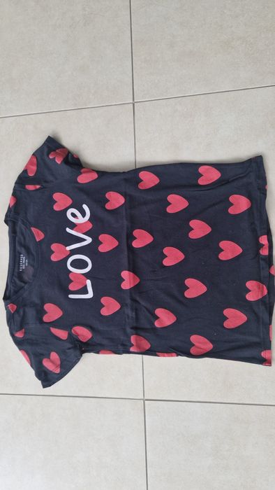 T-shirt czarny w serduszka Reserved 152