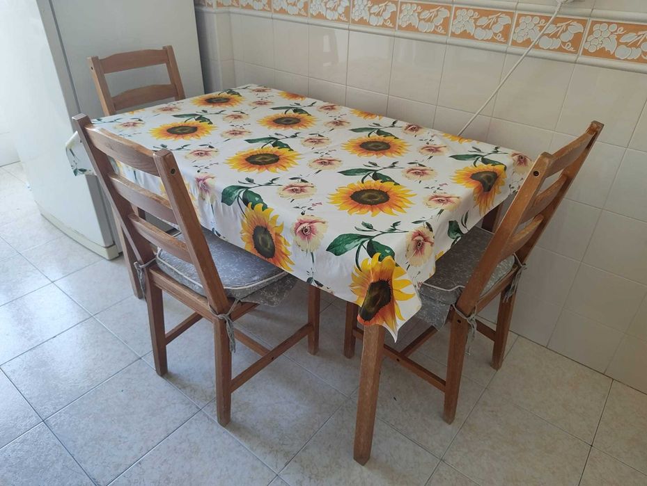 Conjunto de uma mesa e 3 cadeiras, almofadas de cadeira íncluidas.