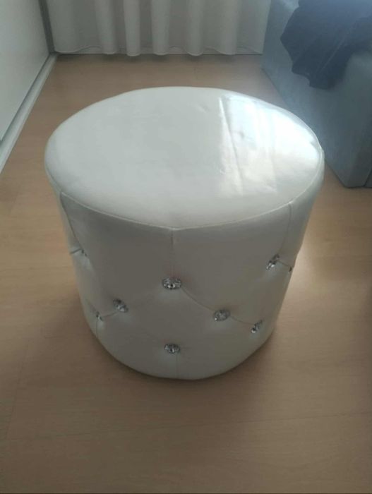 Puff branco com pormenores de "diamante"