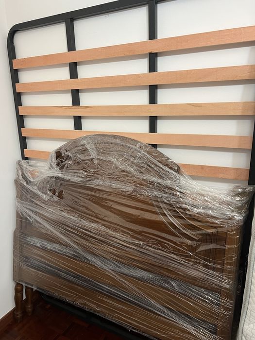 Cama de casal em madeira maciça.