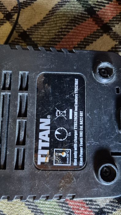 Ładowarka do bateri titan 18v na 1.3ah