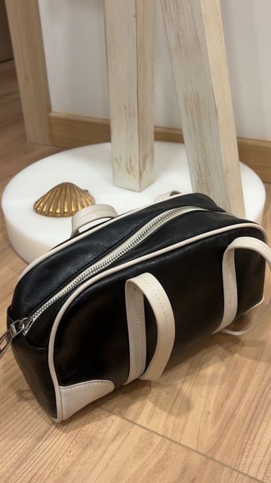 Bolsa / Mala Mulher Estilo Bowling/Duffle - Preta com Detalhes Brancos