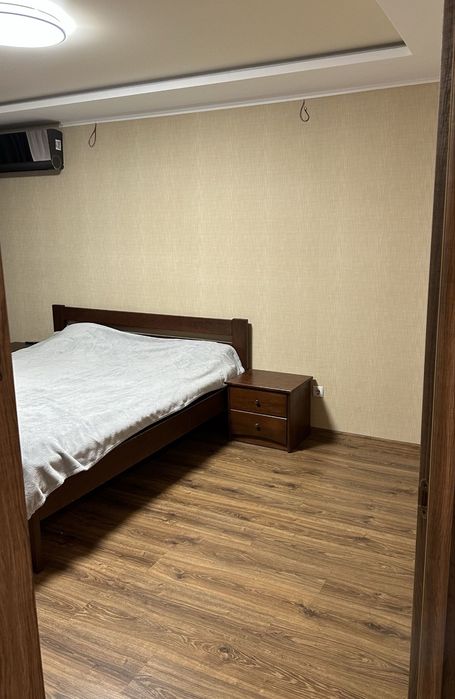 Простора 3-кімнатна квартира з джакузі, каміном та системою «Розумний дім».
