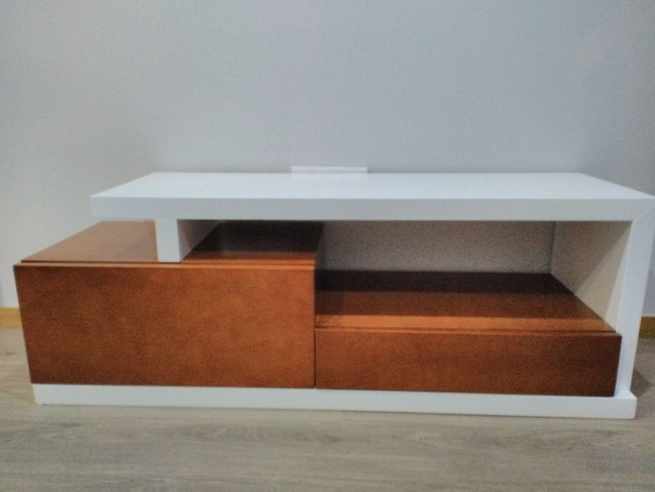 Movel TV em Nogueira com inox dourado Fabricantes