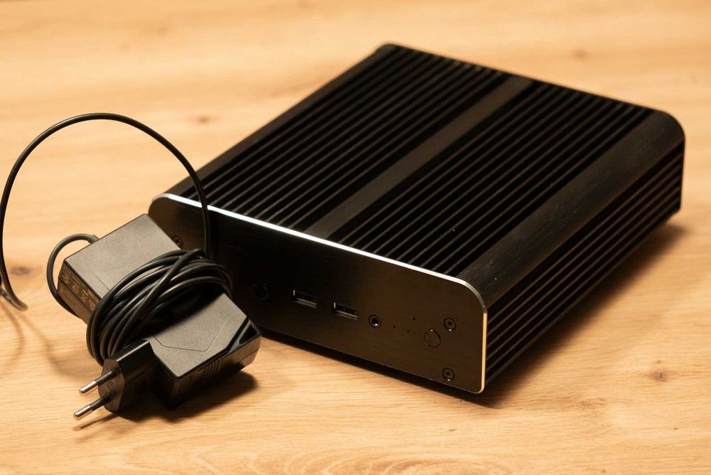 Intel NUC7i5BNB - Roon Server - Akasa - bezgłośny - 16GB RAM 256SSD