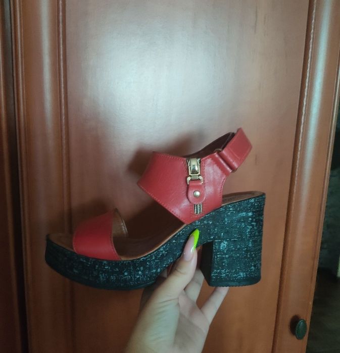 Шкіряні босоніжки