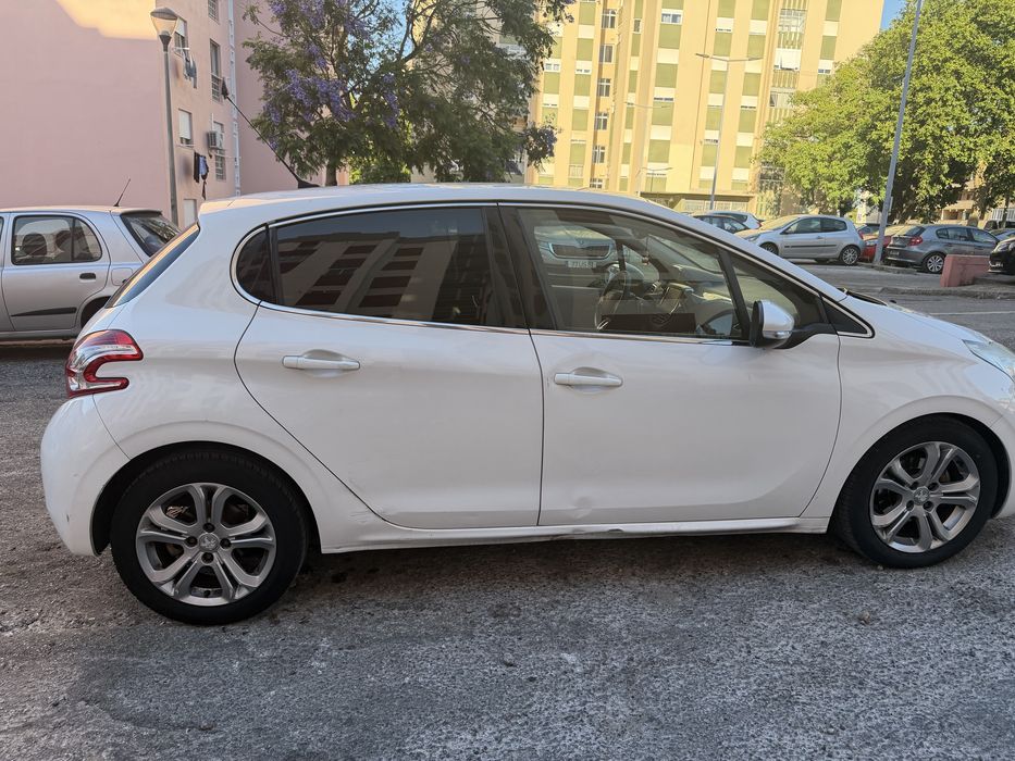 Peugeot 208 1.6 BlueHDI 92cv (2014) – Excelente Estado, Muito Económico