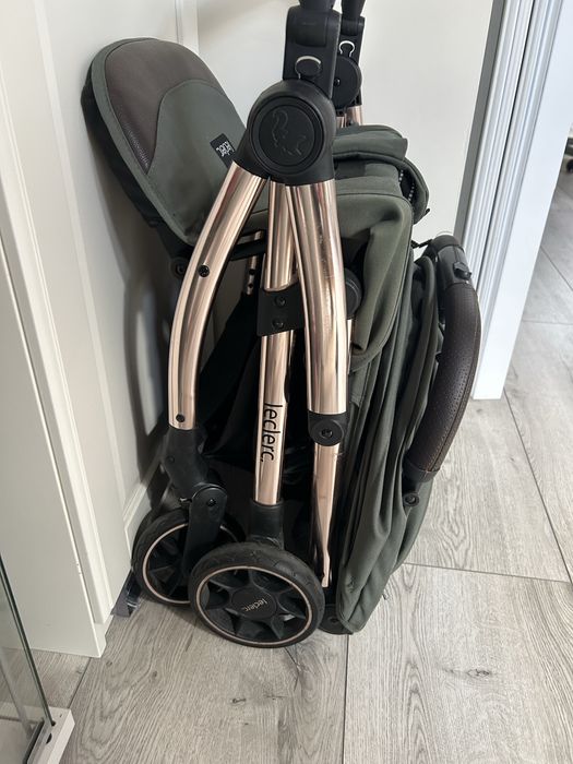 Spacerówka Leclerc influencer w kolorze army green do samolotu