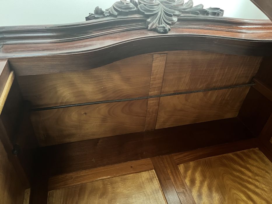 Guarda-roupa antigo com espelho